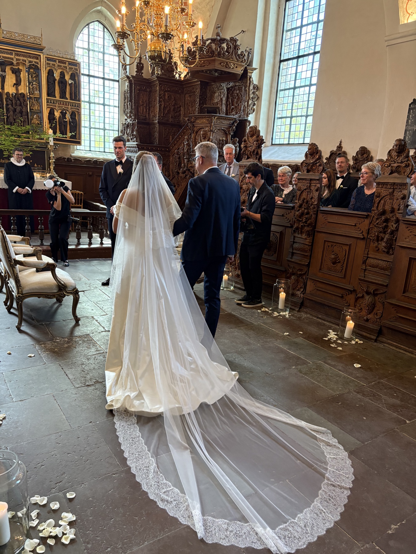 Ida føres ned ad kirkegulvet af sin far
